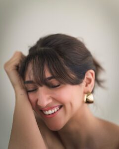 Sahiba Bali Instagram - Eye dont have a bang-ing caption for this 👀💇🏻‍♀️ 📷: @bharat_rawail Make-up: @anushkajainn__ Stylist: @bombaebyaisha Hair: @sakshi.seth1