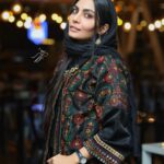 Sahra Asadollahi Instagram - فیلم سینمایی "شماره ۱۰"  قصه تنها فرار موفق  از زندان در ماجرای جنگ تحمیلی است و با ۱۱ نامزدی و کسب ۴ سیمرغ بلورین در چهل و یکمین جشنواره بین المللی فیلم فجر بیشترین جایزه سیمرغ بلورین در بخش سودای سیمرغ را از آن خود کرد. مجید صالحی، حسام منظور، سیامک صفری، بهرنگ علوی، مهدی زمین پرداز، صحرا اسداللهی و احمد کاوری در این فیلم به نقش‌آفرینی می‌پردازند. Clothes:@zigzagscarf @mantozigzag Photo: @soroushmn_ @sepide.abdolhay @raha_haashemi @aminhashemi.71 @rezasadr.art @photomaryam_ @fatemeebrahimi24 @@nazaninsheykhpour__ @gh.khalifeh