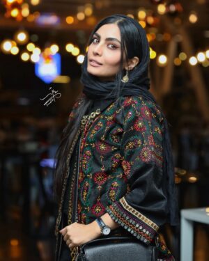 Sahra Asadollahi Instagram - فیلم سینمایی "شماره ۱۰"  قصه تنها فرار موفق  از زندان در ماجرای جنگ تحمیلی است و با ۱۱ نامزدی و کسب ۴ سیمرغ بلورین در چهل و یکمین جشنواره بین المللی فیلم فجر بیشترین جایزه سیمرغ بلورین در بخش سودای سیمرغ را از آن خود کرد.

مجید صالحی، حسام منظور، سیامک صفری، بهرنگ علوی، مهدی زمین پرداز، صحرا اسداللهی و احمد کاوری در این فیلم به نقش‌آفرینی می‌پردازند.
Clothes:@zigzagscarf
@mantozigzag 
Photo:
@soroushmn_ 
@sepide.abdolhay
@raha_haashemi
@aminhashemi.71
@rezasadr.art
@photomaryam_
@fatemeebrahimi24
@@nazaninsheykhpour__
@gh.khalifeh