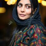 Sahra Asadollahi Instagram - فیلم سینمایی "شماره ۱۰"  قصه تنها فرار موفق  از زندان در ماجرای جنگ تحمیلی است و با ۱۱ نامزدی و کسب ۴ سیمرغ بلورین در چهل و یکمین جشنواره بین المللی فیلم فجر بیشترین جایزه سیمرغ بلورین در بخش سودای سیمرغ را از آن خود کرد. مجید صالحی، حسام منظور، سیامک صفری، بهرنگ علوی، مهدی زمین پرداز، صحرا اسداللهی و احمد کاوری در این فیلم به نقش‌آفرینی می‌پردازند. Clothes:@zigzagscarf @mantozigzag Photo: @soroushmn_ @sepide.abdolhay @raha_haashemi @aminhashemi.71 @rezasadr.art @photomaryam_ @fatemeebrahimi24 @@nazaninsheykhpour__ @gh.khalifeh