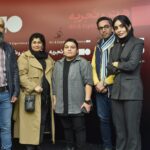 Sahra Asadollahi Instagram – افتتاحیه بسته فیلم‌های کوتاه هنروتجربه؛
«اتاق فرار» در پردیس سینمایی چارسو افتتاح ‌شد/ سینمای کوتاه برای تنوع گیشه
افتتاحیه اکران بسته فیلم کوتاه «اتاق فرار» شامل پنج فیلم کوتاه از ۵ کارگردان جوان در پردیس سینمایی چارسو با استقبال فیلم‌سازان و اهالی سینما و رسانه برگزار شد‌.
 به گزارش مشاور رسانه‌ای، مراسم افتتاحیه بسته فیلم کوتاه «اتاق فرار» که شامل پنج فیلم کوتاه از ۵ کارگردان سینمای کوتاه است، شب گذشته، یکشنبه ۲۰ اسفند ۱۴۰۲، ساعت ۱۹:۳۰ با حضور عوامل فیلم، اهالی رسانه و چهره‌های شاخص سینمای کوتاه و بلند در پردیس سینمایی چارسو برگزار شد.
این مراسم با استقبال قابل توجه برگزار شد و مهمان‌های این مراسم که برای اشاره به برخی از آن‌ها می‌توان از بهرنگ‌ دزفولی‌زاده، نیما عباس‌پور، هوشنگ گلمکانی، جابر قاسمعلی، مسعود سلامی، مهدی آذرپندار، سامان صفاری، هادی معنوی‌پور، بهزاد عبدی ، محمد جعفری، عطیه غبیشاوی ، وحید پرشاد، سلمان فرخنده، رضا اخلاقی راد و… نام برد، با امضای پوستر این باکس فیلم کوتاه با عوامل ۵ فیلم کوتاه «مورس»، «اسپاسم»، «نفس نکش»، «رویای نیمه جان» و «گوشت تلخ» عکس یادگاری گرفتند.

بسته فیلم کوتاه «اتاق فرار» که شامل فیلم‌های «مورس» ساخته روناک جعفری، «اسپاسم» ساخته صحرا اسداللهی، «نفس نکش» ساخته میلاد نسیم سبحان، «رویای نیمه جان» ساخته آرمین اعتمادی و «گوشت تلخ» ساخته فرید حاجی است، در قالب یک فیلم سینمایی ۱۰۴ دقیقه‌ای به‌زودی، اکران خود را در سینماهای هنروتجربه سراسر کشور آغاز می‌کند.
این بسته فیلم کوتاه با حضور بازیگرانی چون هادی حجازی‌فر، صحرا اسداللهی، سامان صفاری، الاهه بخشی، علی باقری، علیرضا مهران و محمدعلی کریمی منش، در سینماهای هنروتجربه در سراسر کشور آماده نمایش است.

‏@hadihejazifar.fan 
‏@sahra_asadolahi 
‏@elahehbakhshi 
‏@samansaffari 
‏@ronakjafari 
‏@milad_nasimsobhan 
‏@armin.etemaadi 
‏@faridhaji.cinema 
‏@morteza.khanjani1983 
‏@iycs.ir ‏@honarotajrobe 
‏@honar.tajrobeh 
‏@alirezamehrann 

#سینمای_هنروتجربه #سینمای_مستقل #اکران_نوروزی #هنروتجربه #هادی_حجازی_فر #صحرا_اسدالهی #علی_باقری #سامان_صفاری