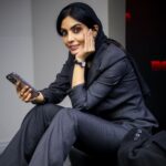 Sahra Asadollahi Instagram – آغاز اکران اسپاسم در سینماهای هنر و تجربه.اسپاسم را در باکس نوروزی اتاق فرار در سینما تماشا کنید.ما پنج فیلمساز منتظر حمایت شما ودیدن فیلم هایمان در سینماها هستیم.
در آستانه اکران فیلم “اتاق فرار” در گروه سینمایی هنر و تجربه، از پوستر این باکس سینمایی رونمایی شد.

اتاق فرار، بسته پیشنهادی ما برای “نوروز” است؛ ما از شما می‌خواهیم در کنار ما به تماشای روایت‌های کوتاه ۵ شخصیت بنشینید که هرکدام به نوعی در حال فرارند؛ شخصیت‌هایی که می‌خواهند با خروج از این “اتاق فرار”، چیزی را “نو” کنند: یک زندانی، یک فراری محکوم به اعدام، یک نقاش خیالی، یک هنرجوی بازیگری و یک دزد.

خوشحال می‌شویم اگر در این تجربه ما را یاری کنید و در صورتی که باکس ما را پسندیدید، آن را به دوستان خود پیشنهاد دهید.

شروع اکران از چهارشنبه ۲۳ اسفندماه در سینماهای هنر و تجربه در سراسر کشور. برای تهیه‌ بلیت می‌توانید به سایت سینماتیکت (تیوال؟) مراجعه کنید.

Photo:
@ssr1378 
@raaha_hashemiy

Stylist:@zeenastylish