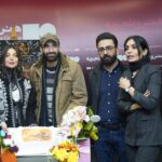 Sahra Asadollahi Instagram – آغاز اکران اسپاسم در سینماهای هنر و تجربه.اسپاسم را در باکس نوروزی اتاق فرار در سینما تماشا کنید.ما پنج فیلمساز منتظر حمایت شما ودیدن فیلم هایمان در سینماها هستیم.
در آستانه اکران فیلم “اتاق فرار” در گروه سینمایی هنر و تجربه، از پوستر این باکس سینمایی رونمایی شد.

اتاق فرار، بسته پیشنهادی ما برای “نوروز” است؛ ما از شما می‌خواهیم در کنار ما به تماشای روایت‌های کوتاه ۵ شخصیت بنشینید که هرکدام به نوعی در حال فرارند؛ شخصیت‌هایی که می‌خواهند با خروج از این “اتاق فرار”، چیزی را “نو” کنند: یک زندانی، یک فراری محکوم به اعدام، یک نقاش خیالی، یک هنرجوی بازیگری و یک دزد.

خوشحال می‌شویم اگر در این تجربه ما را یاری کنید و در صورتی که باکس ما را پسندیدید، آن را به دوستان خود پیشنهاد دهید.

شروع اکران از چهارشنبه ۲۳ اسفندماه در سینماهای هنر و تجربه در سراسر کشور. برای تهیه‌ بلیت می‌توانید به سایت سینماتیکت (تیوال؟) مراجعه کنید.

Photo:
@ssr1378 
@raaha_hashemiy

Stylist:@zeenastylish