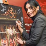 Sahra Asadollahi Instagram – آغاز اکران اسپاسم در سینماهای هنر و تجربه.اسپاسم را در باکس نوروزی اتاق فرار در سینما تماشا کنید.ما پنج فیلمساز منتظر حمایت شما ودیدن فیلم هایمان در سینماها هستیم.
در آستانه اکران فیلم “اتاق فرار” در گروه سینمایی هنر و تجربه، از پوستر این باکس سینمایی رونمایی شد.

اتاق فرار، بسته پیشنهادی ما برای “نوروز” است؛ ما از شما می‌خواهیم در کنار ما به تماشای روایت‌های کوتاه ۵ شخصیت بنشینید که هرکدام به نوعی در حال فرارند؛ شخصیت‌هایی که می‌خواهند با خروج از این “اتاق فرار”، چیزی را “نو” کنند: یک زندانی، یک فراری محکوم به اعدام، یک نقاش خیالی، یک هنرجوی بازیگری و یک دزد.

خوشحال می‌شویم اگر در این تجربه ما را یاری کنید و در صورتی که باکس ما را پسندیدید، آن را به دوستان خود پیشنهاد دهید.

شروع اکران از چهارشنبه ۲۳ اسفندماه در سینماهای هنر و تجربه در سراسر کشور. برای تهیه‌ بلیت می‌توانید به سایت سینماتیکت (تیوال؟) مراجعه کنید.

Photo:
@ssr1378 
@raaha_hashemiy

Stylist:@zeenastylish