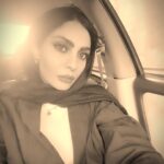 Sahra Asadollahi Instagram - خاطرات هم میمیرن!!میدونستی...امروز هرچی تو ترافیک به مغزم فشار آوردم که چرا چند سال پیش تو این خیابون پشت چراغ زار زدم یادم نیومد...هرچی به مغزم فشار آوردم چرا اون شب برفی انقدر خوشحال بودم بازم یادم نیومد....فقط حس و حال اون لحظه یادمه...همین..نه بیشتر...عجیبه واقعا....امروز هرچی به مغزم فشار آوردم یه تیکه کلامی که چند سال قبل به دوستم میگفتیم و میخندیدیم رو به یاد بیارم،نشد!!!فهمیدم خاطراتم هم دارن میمیرن...و این مهم ترین ،دردناک ترین و البته قشنگ ترین اتفاقیه که واسه آدمیزاد میفته....در واقع سال هاشنیدم ادما راجع به از دست رفته هاشون میگن خاک سرده...ولی واقعیت اینه که خاطره های اون ادم دارن میمیرن.!