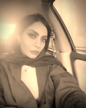 Sahra Asadollahi Instagram - خاطرات هم میمیرن!!میدونستی...امروز هرچی تو ترافیک به مغزم فشار آوردم که چرا چند سال پیش تو این خیابون پشت چراغ زار زدم یادم نیومد...هرچی به مغزم فشار آوردم چرا اون شب برفی انقدر خوشحال بودم بازم یادم نیومد....فقط حس و حال اون لحظه یادمه...همین..نه بیشتر...عجیبه واقعا....امروز هرچی به مغزم فشار آوردم یه تیکه کلامی که چند سال قبل به دوستم میگفتیم و میخندیدیم  رو به یاد بیارم،نشد!!!فهمیدم خاطراتم هم دارن میمیرن...و این مهم ترین ،دردناک ترین و البته قشنگ ترین اتفاقیه که واسه آدمیزاد میفته....در واقع سال هاشنیدم ادما راجع به از دست رفته هاشون میگن خاک سرده...ولی واقعیت اینه که  خاطره های اون ادم دارن میمیرن.!