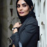 Sahra Asadollahi Instagram – آغاز اکران اسپاسم در سینماهای هنر و تجربه.اسپاسم را در باکس نوروزی اتاق فرار در سینما تماشا کنید.ما پنج فیلمساز منتظر حمایت شما ودیدن فیلم هایمان در سینماها هستیم.
در آستانه اکران فیلم “اتاق فرار” در گروه سینمایی هنر و تجربه، از پوستر این باکس سینمایی رونمایی شد.

اتاق فرار، بسته پیشنهادی ما برای “نوروز” است؛ ما از شما می‌خواهیم در کنار ما به تماشای روایت‌های کوتاه ۵ شخصیت بنشینید که هرکدام به نوعی در حال فرارند؛ شخصیت‌هایی که می‌خواهند با خروج از این “اتاق فرار”، چیزی را “نو” کنند: یک زندانی، یک فراری محکوم به اعدام، یک نقاش خیالی، یک هنرجوی بازیگری و یک دزد.

خوشحال می‌شویم اگر در این تجربه ما را یاری کنید و در صورتی که باکس ما را پسندیدید، آن را به دوستان خود پیشنهاد دهید.

شروع اکران از چهارشنبه ۲۳ اسفندماه در سینماهای هنر و تجربه در سراسر کشور. برای تهیه‌ بلیت می‌توانید به سایت سینماتیکت (تیوال؟) مراجعه کنید.

Photo:
@ssr1378 
@raaha_hashemiy

Stylist:@zeenastylish