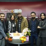 Sahra Asadollahi Instagram – آغاز اکران اسپاسم در سینماهای هنر و تجربه.اسپاسم را در باکس نوروزی اتاق فرار در سینما تماشا کنید.ما پنج فیلمساز منتظر حمایت شما ودیدن فیلم هایمان در سینماها هستیم.
در آستانه اکران فیلم “اتاق فرار” در گروه سینمایی هنر و تجربه، از پوستر این باکس سینمایی رونمایی شد.

اتاق فرار، بسته پیشنهادی ما برای “نوروز” است؛ ما از شما می‌خواهیم در کنار ما به تماشای روایت‌های کوتاه ۵ شخصیت بنشینید که هرکدام به نوعی در حال فرارند؛ شخصیت‌هایی که می‌خواهند با خروج از این “اتاق فرار”، چیزی را “نو” کنند: یک زندانی، یک فراری محکوم به اعدام، یک نقاش خیالی، یک هنرجوی بازیگری و یک دزد.

خوشحال می‌شویم اگر در این تجربه ما را یاری کنید و در صورتی که باکس ما را پسندیدید، آن را به دوستان خود پیشنهاد دهید.

شروع اکران از چهارشنبه ۲۳ اسفندماه در سینماهای هنر و تجربه در سراسر کشور. برای تهیه‌ بلیت می‌توانید به سایت سینماتیکت (تیوال؟) مراجعه کنید.

Photo:
@ssr1378 
@raaha_hashemiy

Stylist:@zeenastylish