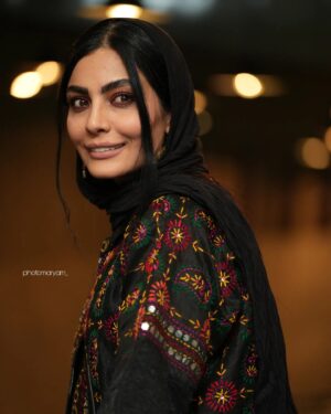 Sahra Asadollahi Instagram - فیلم سینمایی "شماره ۱۰"  قصه تنها فرار موفق  از زندان در ماجرای جنگ تحمیلی است و با ۱۱ نامزدی و کسب ۴ سیمرغ بلورین در چهل و یکمین جشنواره بین المللی فیلم فجر بیشترین جایزه سیمرغ بلورین در بخش سودای سیمرغ را از آن خود کرد.

مجید صالحی، حسام منظور، سیامک صفری، بهرنگ علوی، مهدی زمین پرداز، صحرا اسداللهی و احمد کاوری در این فیلم به نقش‌آفرینی می‌پردازند.
Clothes:@zigzagscarf
@mantozigzag 
Photo:
@soroushmn_ 
@sepide.abdolhay
@raha_haashemi
@aminhashemi.71
@rezasadr.art
@photomaryam_
@fatemeebrahimi24
@@nazaninsheykhpour__
@gh.khalifeh