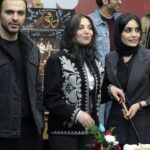 Sahra Asadollahi Instagram – آغاز اکران اسپاسم در سینماهای هنر و تجربه.اسپاسم را در باکس نوروزی اتاق فرار در سینما تماشا کنید.ما پنج فیلمساز منتظر حمایت شما ودیدن فیلم هایمان در سینماها هستیم.
در آستانه اکران فیلم “اتاق فرار” در گروه سینمایی هنر و تجربه، از پوستر این باکس سینمایی رونمایی شد.

اتاق فرار، بسته پیشنهادی ما برای “نوروز” است؛ ما از شما می‌خواهیم در کنار ما به تماشای روایت‌های کوتاه ۵ شخصیت بنشینید که هرکدام به نوعی در حال فرارند؛ شخصیت‌هایی که می‌خواهند با خروج از این “اتاق فرار”، چیزی را “نو” کنند: یک زندانی، یک فراری محکوم به اعدام، یک نقاش خیالی، یک هنرجوی بازیگری و یک دزد.

خوشحال می‌شویم اگر در این تجربه ما را یاری کنید و در صورتی که باکس ما را پسندیدید، آن را به دوستان خود پیشنهاد دهید.

شروع اکران از چهارشنبه ۲۳ اسفندماه در سینماهای هنر و تجربه در سراسر کشور. برای تهیه‌ بلیت می‌توانید به سایت سینماتیکت (تیوال؟) مراجعه کنید.

Photo:
@ssr1378 
@raaha_hashemiy

Stylist:@zeenastylish