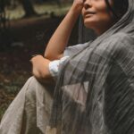 Sahra Asadollahi Instagram – ‫پیش از آن که واپسین نفس را برآرم ‬
‫پیش از آن که پرده فرو افتد ‬
‫پیش از پژمردن آخرین گل ‬
‫برآنم که زندگی کنم ‬
‫برآنم که عشق بورزم‬ 
‫برآنم که باشم.‬ 

‫در این جهان ظلمانی ‬
‫در این روزگار سرشار از فجایع ‬
‫در این دنیای پر از کینه ‬
‫نزد کسانی که نیازمند منند ‬
‫کسانی که نیازمند ایشانم‬
‫کسانی که ستایش انگیزند،

‫تا دریابم ‬
‫شگفتی کنم ‬
‫بازشناسم ‬
‫که ام ‬
‫که می توانم باشم‬
‫که می خواهم باشم،‬
‫تا روزها بی ثمر نماند ‬
‫ساعت ها جان یابد‬
‫و لحظه ها گرانبار شود‬

‫هنگامی که می خندم ‬
‫هنگامی که می گریم ‬
‫هنگامی که لب فرو می بندم‬

‫در سفرم به سوی تو ‬
‫به سوی خود ‬
‫به سوی خدا ‬
‫که راهی ست ناشناخته ‬
‫پُر خار‬
‫ناهموار،‬
‫راهی که، باری‬
‫در آن گام می گذارم ‬
‫که در آن گام نهاده ام ‬
‫و سر ِ بازگشت ندارم‬

‫بی آن که دیده باشم شکوفایی ِ گل ها را ‬
‫بی آن که شنیده باشم خروش رودها را‬
‫بی آن که به شگفت درآیم از زیبایی ِ حیات.- ‬
‫اکنون مرگ می تواند‬
‫فراز آید‬
‫اکنون می توانم به راه افتم‬
‫اکنون می توانم بگویم .‬
‫که زنده گی کرده ام …‬

 
Photo:@neginnosratiii