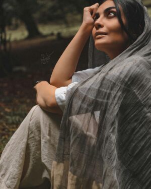 Sahra Asadollahi Instagram - ‫پیش از آن که واپسین نفس را برآرم ‬
‫پیش از آن که پرده فرو افتد ‬
‫پیش از پژمردن آخرین گل ‬
‫برآنم که زندگی کنم ‬
‫برآنم که عشق بورزم‬ 
‫برآنم که باشم.‬ 

‫در این جهان ظلمانی ‬
‫در این روزگار سرشار از فجایع ‬
‫در این دنیای پر از کینه ‬
‫نزد کسانی که نیازمند منند ‬
‫کسانی که نیازمند ایشانم‬
‫کسانی که ستایش انگیزند،

‫تا دریابم ‬
‫شگفتی کنم ‬
‫بازشناسم ‬
‫که ام ‬
‫که می توانم باشم‬
‫که می خواهم باشم،‬
‫تا روزها بی ثمر نماند ‬
‫ساعت ها جان یابد‬
‫و لحظه ها گرانبار شود‬

‫هنگامی که می خندم ‬
‫هنگامی که می گریم ‬
‫هنگامی که لب فرو می بندم‬

‫در سفرم به سوی تو ‬
‫به سوی خود ‬
‫به سوی خدا ‬
‫که راهی ست ناشناخته ‬
‫پُر خار‬
‫ناهموار،‬
‫راهی که، باری‬
‫در آن گام می گذارم ‬
‫که در آن گام نهاده ام ‬
‫و سر ِ بازگشت ندارم‬

‫بی آن که دیده باشم شکوفایی ِ گل ها را ‬
‫بی آن که شنیده باشم خروش رودها را‬
‫بی آن که به شگفت درآیم از زیبایی ِ حیات.- ‬
‫اکنون مرگ می تواند‬
‫فراز آید‬
‫اکنون می توانم به راه افتم‬
‫اکنون می توانم بگویم .‬
‫که زنده گی کرده ام …‬

 
Photo:@neginnosratiii