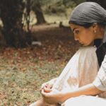 Sahra Asadollahi Instagram – ‫پیش از آن که واپسین نفس را برآرم ‬
‫پیش از آن که پرده فرو افتد ‬
‫پیش از پژمردن آخرین گل ‬
‫برآنم که زندگی کنم ‬
‫برآنم که عشق بورزم‬ 
‫برآنم که باشم.‬ 

‫در این جهان ظلمانی ‬
‫در این روزگار سرشار از فجایع ‬
‫در این دنیای پر از کینه ‬
‫نزد کسانی که نیازمند منند ‬
‫کسانی که نیازمند ایشانم‬
‫کسانی که ستایش انگیزند،

‫تا دریابم ‬
‫شگفتی کنم ‬
‫بازشناسم ‬
‫که ام ‬
‫که می توانم باشم‬
‫که می خواهم باشم،‬
‫تا روزها بی ثمر نماند ‬
‫ساعت ها جان یابد‬
‫و لحظه ها گرانبار شود‬

‫هنگامی که می خندم ‬
‫هنگامی که می گریم ‬
‫هنگامی که لب فرو می بندم‬

‫در سفرم به سوی تو ‬
‫به سوی خود ‬
‫به سوی خدا ‬
‫که راهی ست ناشناخته ‬
‫پُر خار‬
‫ناهموار،‬
‫راهی که، باری‬
‫در آن گام می گذارم ‬
‫که در آن گام نهاده ام ‬
‫و سر ِ بازگشت ندارم‬

‫بی آن که دیده باشم شکوفایی ِ گل ها را ‬
‫بی آن که شنیده باشم خروش رودها را‬
‫بی آن که به شگفت درآیم از زیبایی ِ حیات.- ‬
‫اکنون مرگ می تواند‬
‫فراز آید‬
‫اکنون می توانم به راه افتم‬
‫اکنون می توانم بگویم .‬
‫که زنده گی کرده ام …‬

 
Photo:@neginnosratiii