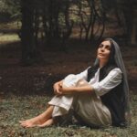 Sahra Asadollahi Instagram – ‫پیش از آن که واپسین نفس را برآرم ‬
‫پیش از آن که پرده فرو افتد ‬
‫پیش از پژمردن آخرین گل ‬
‫برآنم که زندگی کنم ‬
‫برآنم که عشق بورزم‬ 
‫برآنم که باشم.‬ 

‫در این جهان ظلمانی ‬
‫در این روزگار سرشار از فجایع ‬
‫در این دنیای پر از کینه ‬
‫نزد کسانی که نیازمند منند ‬
‫کسانی که نیازمند ایشانم‬
‫کسانی که ستایش انگیزند،

‫تا دریابم ‬
‫شگفتی کنم ‬
‫بازشناسم ‬
‫که ام ‬
‫که می توانم باشم‬
‫که می خواهم باشم،‬
‫تا روزها بی ثمر نماند ‬
‫ساعت ها جان یابد‬
‫و لحظه ها گرانبار شود‬

‫هنگامی که می خندم ‬
‫هنگامی که می گریم ‬
‫هنگامی که لب فرو می بندم‬

‫در سفرم به سوی تو ‬
‫به سوی خود ‬
‫به سوی خدا ‬
‫که راهی ست ناشناخته ‬
‫پُر خار‬
‫ناهموار،‬
‫راهی که، باری‬
‫در آن گام می گذارم ‬
‫که در آن گام نهاده ام ‬
‫و سر ِ بازگشت ندارم‬

‫بی آن که دیده باشم شکوفایی ِ گل ها را ‬
‫بی آن که شنیده باشم خروش رودها را‬
‫بی آن که به شگفت درآیم از زیبایی ِ حیات.- ‬
‫اکنون مرگ می تواند‬
‫فراز آید‬
‫اکنون می توانم به راه افتم‬
‫اکنون می توانم بگویم .‬
‫که زنده گی کرده ام …‬

 
Photo:@neginnosratiii