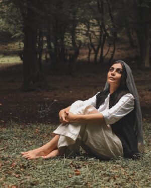 Sahra Asadollahi Instagram - ‫پیش از آن که واپسین نفس را برآرم ‬
‫پیش از آن که پرده فرو افتد ‬
‫پیش از پژمردن آخرین گل ‬
‫برآنم که زندگی کنم ‬
‫برآنم که عشق بورزم‬ 
‫برآنم که باشم.‬ 

‫در این جهان ظلمانی ‬
‫در این روزگار سرشار از فجایع ‬
‫در این دنیای پر از کینه ‬
‫نزد کسانی که نیازمند منند ‬
‫کسانی که نیازمند ایشانم‬
‫کسانی که ستایش انگیزند،

‫تا دریابم ‬
‫شگفتی کنم ‬
‫بازشناسم ‬
‫که ام ‬
‫که می توانم باشم‬
‫که می خواهم باشم،‬
‫تا روزها بی ثمر نماند ‬
‫ساعت ها جان یابد‬
‫و لحظه ها گرانبار شود‬

‫هنگامی که می خندم ‬
‫هنگامی که می گریم ‬
‫هنگامی که لب فرو می بندم‬

‫در سفرم به سوی تو ‬
‫به سوی خود ‬
‫به سوی خدا ‬
‫که راهی ست ناشناخته ‬
‫پُر خار‬
‫ناهموار،‬
‫راهی که، باری‬
‫در آن گام می گذارم ‬
‫که در آن گام نهاده ام ‬
‫و سر ِ بازگشت ندارم‬

‫بی آن که دیده باشم شکوفایی ِ گل ها را ‬
‫بی آن که شنیده باشم خروش رودها را‬
‫بی آن که به شگفت درآیم از زیبایی ِ حیات.- ‬
‫اکنون مرگ می تواند‬
‫فراز آید‬
‫اکنون می توانم به راه افتم‬
‫اکنون می توانم بگویم .‬
‫که زنده گی کرده ام …‬

 
Photo:@neginnosratiii