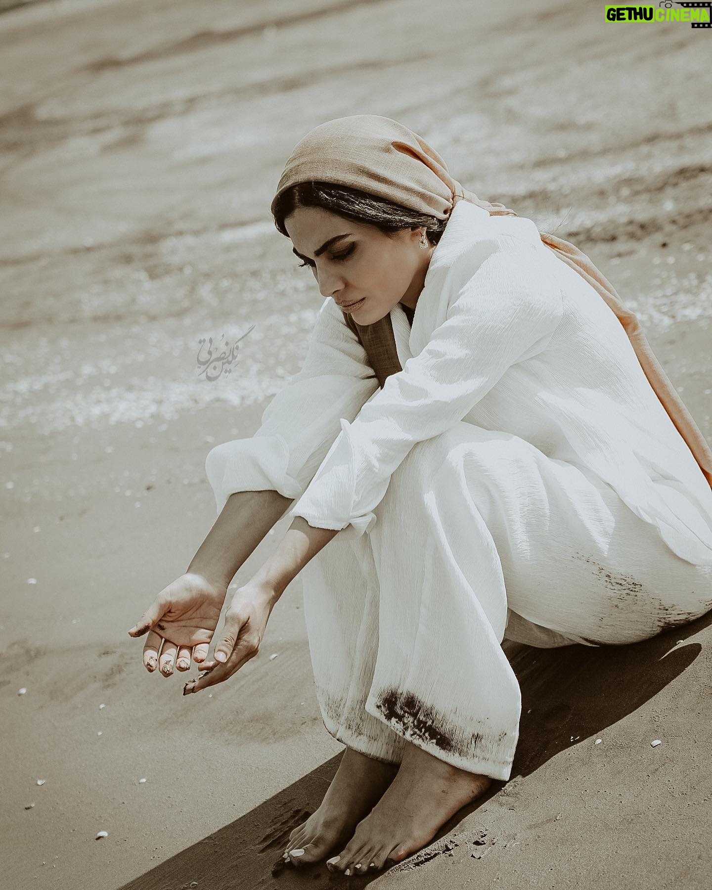 Sahra Asadollahi - 8.1K Likes - زندگی چیه به جز تلو تلو خوردن بین رنج و امید!!!!
Photo:@neginnosratiii💫💚