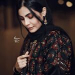 Sahra Asadollahi Instagram - فیلم سینمایی "شماره ۱۰"  قصه تنها فرار موفق  از زندان در ماجرای جنگ تحمیلی است و با ۱۱ نامزدی و کسب ۴ سیمرغ بلورین در چهل و یکمین جشنواره بین المللی فیلم فجر بیشترین جایزه سیمرغ بلورین در بخش سودای سیمرغ را از آن خود کرد. مجید صالحی، حسام منظور، سیامک صفری، بهرنگ علوی، مهدی زمین پرداز، صحرا اسداللهی و احمد کاوری در این فیلم به نقش‌آفرینی می‌پردازند. Clothes:@zigzagscarf @mantozigzag Photo: @soroushmn_ @sepide.abdolhay @raha_haashemi @aminhashemi.71 @rezasadr.art @photomaryam_ @fatemeebrahimi24 @@nazaninsheykhpour__ @gh.khalifeh
