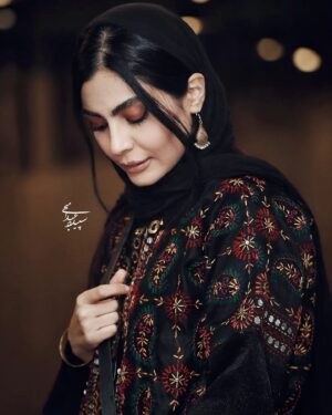 Sahra Asadollahi Instagram - فیلم سینمایی "شماره ۱۰"  قصه تنها فرار موفق  از زندان در ماجرای جنگ تحمیلی است و با ۱۱ نامزدی و کسب ۴ سیمرغ بلورین در چهل و یکمین جشنواره بین المللی فیلم فجر بیشترین جایزه سیمرغ بلورین در بخش سودای سیمرغ را از آن خود کرد.

مجید صالحی، حسام منظور، سیامک صفری، بهرنگ علوی، مهدی زمین پرداز، صحرا اسداللهی و احمد کاوری در این فیلم به نقش‌آفرینی می‌پردازند.
Clothes:@zigzagscarf
@mantozigzag 
Photo:
@soroushmn_ 
@sepide.abdolhay
@raha_haashemi
@aminhashemi.71
@rezasadr.art
@photomaryam_
@fatemeebrahimi24
@@nazaninsheykhpour__
@gh.khalifeh