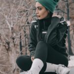 Sahra Asadollahi Instagram - به حد مرگ امیدوار بودن چه شکلی است؟ بلد نیستم. تا حد مرگ امیدوار بودن را بلد نیستم. من همیشه یواشکی امیدوار بوده‌ام. همیشه یک جایی در پنهان‌ترین لایه‌های قلب و مغزم نور امیدی را دور از چشم همه روشن نگه داشته‌ام. نوری که حالا جدا به کورسویی پت‌پت کنان تبدیل شده ... #اندوه_نزهت Photo:@neginnosratiii