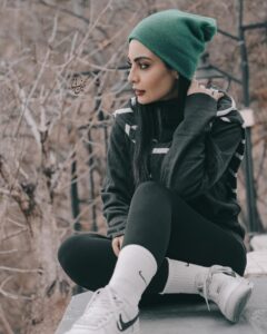 Sahra Asadollahi Instagram - به حد مرگ امیدوار بودن چه شکلی است؟ بلد نیستم. تا حد مرگ امیدوار بودن را بلد نیستم. من همیشه یواشکی امیدوار بوده‌ام. همیشه یک جایی در پنهان‌ترین لایه‌های قلب و مغزم نور امیدی را دور از چشم همه روشن نگه داشته‌ام. نوری که حالا جدا به کورسویی پت‌پت کنان تبدیل شده ... #اندوه_نزهت Photo:@neginnosratiii