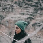 Sahra Asadollahi Instagram - به حد مرگ امیدوار بودن چه شکلی است؟ بلد نیستم. تا حد مرگ امیدوار بودن را بلد نیستم. من همیشه یواشکی امیدوار بوده‌ام. همیشه یک جایی در پنهان‌ترین لایه‌های قلب و مغزم نور امیدی را دور از چشم همه روشن نگه داشته‌ام. نوری که حالا جدا به کورسویی پت‌پت کنان تبدیل شده ... #اندوه_نزهت Photo:@neginnosratiii
