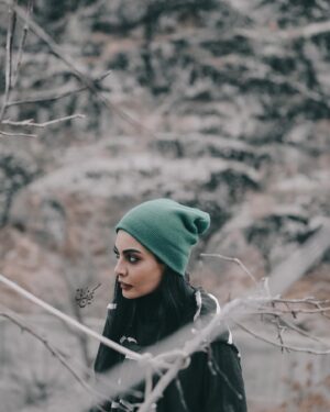 Sahra Asadollahi Instagram - به حد مرگ امیدوار بودن چه شکلی است؟

بلد نیستم. تا حد مرگ امیدوار بودن را بلد نیستم. من همیشه یواشکی امیدوار بوده‌ام. همیشه یک جایی در پنهان‌ترین لایه‌های قلب و مغزم نور امیدی را دور از چشم همه روشن نگه داشته‌ام. نوری که حالا جدا به کورسویی پت‌پت کنان تبدیل شده ...

#اندوه_نزهت

Photo:@neginnosratiii