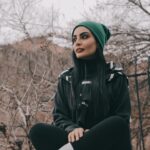 Sahra Asadollahi Instagram - به حد مرگ امیدوار بودن چه شکلی است؟ بلد نیستم. تا حد مرگ امیدوار بودن را بلد نیستم. من همیشه یواشکی امیدوار بوده‌ام. همیشه یک جایی در پنهان‌ترین لایه‌های قلب و مغزم نور امیدی را دور از چشم همه روشن نگه داشته‌ام. نوری که حالا جدا به کورسویی پت‌پت کنان تبدیل شده ... #اندوه_نزهت Photo:@neginnosratiii