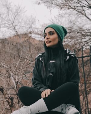 Sahra Asadollahi Instagram - به حد مرگ امیدوار بودن چه شکلی است؟

بلد نیستم. تا حد مرگ امیدوار بودن را بلد نیستم. من همیشه یواشکی امیدوار بوده‌ام. همیشه یک جایی در پنهان‌ترین لایه‌های قلب و مغزم نور امیدی را دور از چشم همه روشن نگه داشته‌ام. نوری که حالا جدا به کورسویی پت‌پت کنان تبدیل شده ...

#اندوه_نزهت

Photo:@neginnosratiii