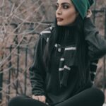 Sahra Asadollahi Instagram - به حد مرگ امیدوار بودن چه شکلی است؟ بلد نیستم. تا حد مرگ امیدوار بودن را بلد نیستم. من همیشه یواشکی امیدوار بوده‌ام. همیشه یک جایی در پنهان‌ترین لایه‌های قلب و مغزم نور امیدی را دور از چشم همه روشن نگه داشته‌ام. نوری که حالا جدا به کورسویی پت‌پت کنان تبدیل شده ... #اندوه_نزهت Photo:@neginnosratiii