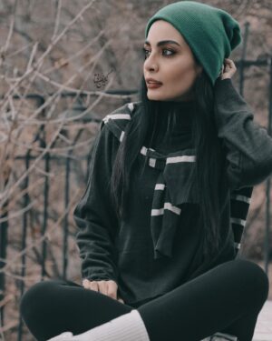 Sahra Asadollahi Instagram - به حد مرگ امیدوار بودن چه شکلی است؟

بلد نیستم. تا حد مرگ امیدوار بودن را بلد نیستم. من همیشه یواشکی امیدوار بوده‌ام. همیشه یک جایی در پنهان‌ترین لایه‌های قلب و مغزم نور امیدی را دور از چشم همه روشن نگه داشته‌ام. نوری که حالا جدا به کورسویی پت‌پت کنان تبدیل شده ...

#اندوه_نزهت

Photo:@neginnosratiii