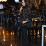 Sahra Asadollahi Instagram - فیلم سینمایی "شماره ۱۰"  قصه تنها فرار موفق  از زندان در ماجرای جنگ تحمیلی است و با ۱۱ نامزدی و کسب ۴ سیمرغ بلورین در چهل و یکمین جشنواره بین المللی فیلم فجر بیشترین جایزه سیمرغ بلورین در بخش سودای سیمرغ را از آن خود کرد. مجید صالحی، حسام منظور، سیامک صفری، بهرنگ علوی، مهدی زمین پرداز، صحرا اسداللهی و احمد کاوری در این فیلم به نقش‌آفرینی می‌پردازند. Clothes:@zigzagscarf @mantozigzag Photo: @soroushmn_ @sepide.abdolhay @raha_haashemi @aminhashemi.71 @rezasadr.art @photomaryam_ @fatemeebrahimi24 @@nazaninsheykhpour__ @gh.khalifeh