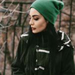 Sahra Asadollahi Instagram - به حد مرگ امیدوار بودن چه شکلی است؟ بلد نیستم. تا حد مرگ امیدوار بودن را بلد نیستم. من همیشه یواشکی امیدوار بوده‌ام. همیشه یک جایی در پنهان‌ترین لایه‌های قلب و مغزم نور امیدی را دور از چشم همه روشن نگه داشته‌ام. نوری که حالا جدا به کورسویی پت‌پت کنان تبدیل شده ... #اندوه_نزهت Photo:@neginnosratiii