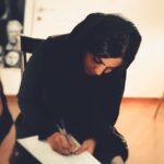Sahra Asadollahi Instagram - حضور «اسپاسم» در جشنواره زنان بیروت فیلم کوتاه «اسپاسم» به کارگردانی صحرا اسداللهی، تهیه کنندگی زاهد برزگر و نویسندگی نفیسه زارع و عاطفه صالحی در ادامه حضور جهانی خود در جشنواره لبنانی حضور خواهد داشت. به گزارش مشاور رسانه‌ای پروژه، فیلم کوتاه «اسپاسم» به کارگردانی صحرا اسداللهی و تهیه کنندگی زاهد برزگر آماده نمایش و پخش بین‌الملل شد. «اسپاسم»، همچنین در هفتمین دوره جشنواره زنان بیروت و در بخش مسابقه فیلم‌های کوتاه نیز حضور دارد و رقابت خواهد کرد. هفتمین دوره جشنواره زنان بیروت 25 تا 30 فروردین ماه 1403 مصادف با ۱۴ تا ۱۹ آوریل 2024 در بیروت لبنان برگزار می شود. فیلمبرداری «اسپاسم» در یک شب و به صورت پلان سکانس انجام شده که بیست و هفت دقیقه زمان فیلم است. در خلاصه داستان این فیلم کوتاه آمده است: «شکوفه که از کودکی رویای بازیگری در سر دارد همانند اسبی که می‌خواهد نفر اول همه مسابقات باشد، برای تست بازیگری وارد دفتر فیلمسازی می‌شود اما..» صحرا اسداللهی، تینو صالحی، نیما مظاهری و کاوه سوری بازیگران «اسپاسم» هستند. فهرست عوامل فیلم کوتاه «اسپاسم» عبارت است از: کارگردان: صحرا اسداللهی، تهیه کننده: زاهد برزگر، نویسندگان: نفیسه زارع و عاطفه صالحی، مشاور پروژه: نفیسه زارع، دستیاران کارگردان: محمد اسماعیل‌زاده و معصومه پورنورام، فیلمبردار: سیدمحسن حسینی، دستیاران فیلمبردار: امین شاهسواری، سعید گودرزی و مبین حسینی، صدابردار: ایرج نوروزی، دستیاران صدا: سالار سلیمی و محمد کندری، طراح صحنه: ریحانه اسماعیلیان، دستیار صحنه: اصغر امامی، طراح لباس: نسیم زارعی، طراحی و ترکیب صدا: ندا محسنی، اصلاح رنگ: آرش کاظمی زاده، مدیر تولید: سیدمحمد رضوی، طراح پوستر: علی غیبی، زیرنویس: بهار باقری و بونا الخاص، عکاس: نگین نصرتی، عکاس پشت صحنه: معصومه کاظمی، مشاور رسانه‌ای: آزاده فضلی، پخش بین‌الملل: الهه گودرزی (مینروا فیلم). @elahegodarzi @tinosalehi @zarenafiseh @atefehsalehii @zahedbarzegar @nimamazaheri_ @mohsenhoseini196 @reyhaneh.esmaeilian @azadefazli @iraj.nowrouzi @nedamohsenii @mohammad_razaviii @neginnosratiii