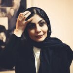 Sahra Asadollahi Instagram - حضور «اسپاسم» در جشنواره زنان بیروت فیلم کوتاه «اسپاسم» به کارگردانی صحرا اسداللهی، تهیه کنندگی زاهد برزگر و نویسندگی نفیسه زارع و عاطفه صالحی در ادامه حضور جهانی خود در جشنواره لبنانی حضور خواهد داشت. به گزارش مشاور رسانه‌ای پروژه، فیلم کوتاه «اسپاسم» به کارگردانی صحرا اسداللهی و تهیه کنندگی زاهد برزگر آماده نمایش و پخش بین‌الملل شد. «اسپاسم»، همچنین در هفتمین دوره جشنواره زنان بیروت و در بخش مسابقه فیلم‌های کوتاه نیز حضور دارد و رقابت خواهد کرد. هفتمین دوره جشنواره زنان بیروت 25 تا 30 فروردین ماه 1403 مصادف با ۱۴ تا ۱۹ آوریل 2024 در بیروت لبنان برگزار می شود. فیلمبرداری «اسپاسم» در یک شب و به صورت پلان سکانس انجام شده که بیست و هفت دقیقه زمان فیلم است. در خلاصه داستان این فیلم کوتاه آمده است: «شکوفه که از کودکی رویای بازیگری در سر دارد همانند اسبی که می‌خواهد نفر اول همه مسابقات باشد، برای تست بازیگری وارد دفتر فیلمسازی می‌شود اما..» صحرا اسداللهی، تینو صالحی، نیما مظاهری و کاوه سوری بازیگران «اسپاسم» هستند. فهرست عوامل فیلم کوتاه «اسپاسم» عبارت است از: کارگردان: صحرا اسداللهی، تهیه کننده: زاهد برزگر، نویسندگان: نفیسه زارع و عاطفه صالحی، مشاور پروژه: نفیسه زارع، دستیاران کارگردان: محمد اسماعیل‌زاده و معصومه پورنورام، فیلمبردار: سیدمحسن حسینی، دستیاران فیلمبردار: امین شاهسواری، سعید گودرزی و مبین حسینی، صدابردار: ایرج نوروزی، دستیاران صدا: سالار سلیمی و محمد کندری، طراح صحنه: ریحانه اسماعیلیان، دستیار صحنه: اصغر امامی، طراح لباس: نسیم زارعی، طراحی و ترکیب صدا: ندا محسنی، اصلاح رنگ: آرش کاظمی زاده، مدیر تولید: سیدمحمد رضوی، طراح پوستر: علی غیبی، زیرنویس: بهار باقری و بونا الخاص، عکاس: نگین نصرتی، عکاس پشت صحنه: معصومه کاظمی، مشاور رسانه‌ای: آزاده فضلی، پخش بین‌الملل: الهه گودرزی (مینروا فیلم). @elahegodarzi @tinosalehi @zarenafiseh @atefehsalehii @zahedbarzegar @nimamazaheri_ @mohsenhoseini196 @reyhaneh.esmaeilian @azadefazli @iraj.nowrouzi @nedamohsenii @mohammad_razaviii @neginnosratiii
