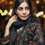 Sahra Asadollahi Instagram - فیلم سینمایی "شماره ۱۰"  قصه تنها فرار موفق  از زندان در ماجرای جنگ تحمیلی است و با ۱۱ نامزدی و کسب ۴ سیمرغ بلورین در چهل و یکمین جشنواره بین المللی فیلم فجر بیشترین جایزه سیمرغ بلورین در بخش سودای سیمرغ را از آن خود کرد. مجید صالحی، حسام منظور، سیامک صفری، بهرنگ علوی، مهدی زمین پرداز، صحرا اسداللهی و احمد کاوری در این فیلم به نقش‌آفرینی می‌پردازند. Clothes:@zigzagscarf @mantozigzag Photo: @soroushmn_ @sepide.abdolhay @raha_haashemi @aminhashemi.71 @rezasadr.art @photomaryam_ @fatemeebrahimi24 @@nazaninsheykhpour__ @gh.khalifeh