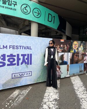 Sahra Asadollahi Instagram - #siwff

@siwff

#جشنواره_زنان_سئول #سئول
#کره_جنوبی
#جشنواره
#زن
#seoul
#South Korea
#festival
#woman
#کره_جنوبی_سئول🇰🇷
ممنونم از تمامی عوامل فیلمم که کنارم بودند و حضور تک تکشون باعث ساخت این فیلم بوده.جاتون کنارم خالیه.
 
Stylist:@zeenastylist
@zeenastylist 

Clothes:@blanc.world 
Clothes:@blanc.tehran 

Shoes:@neda___shoes 

الهه عزیزم ممنونم از تمامی زحماتت برای پخش فیلمم@elahegodarzi

ناهید جانم ممنون که همیشه همراه منی
@nahidkhazaie