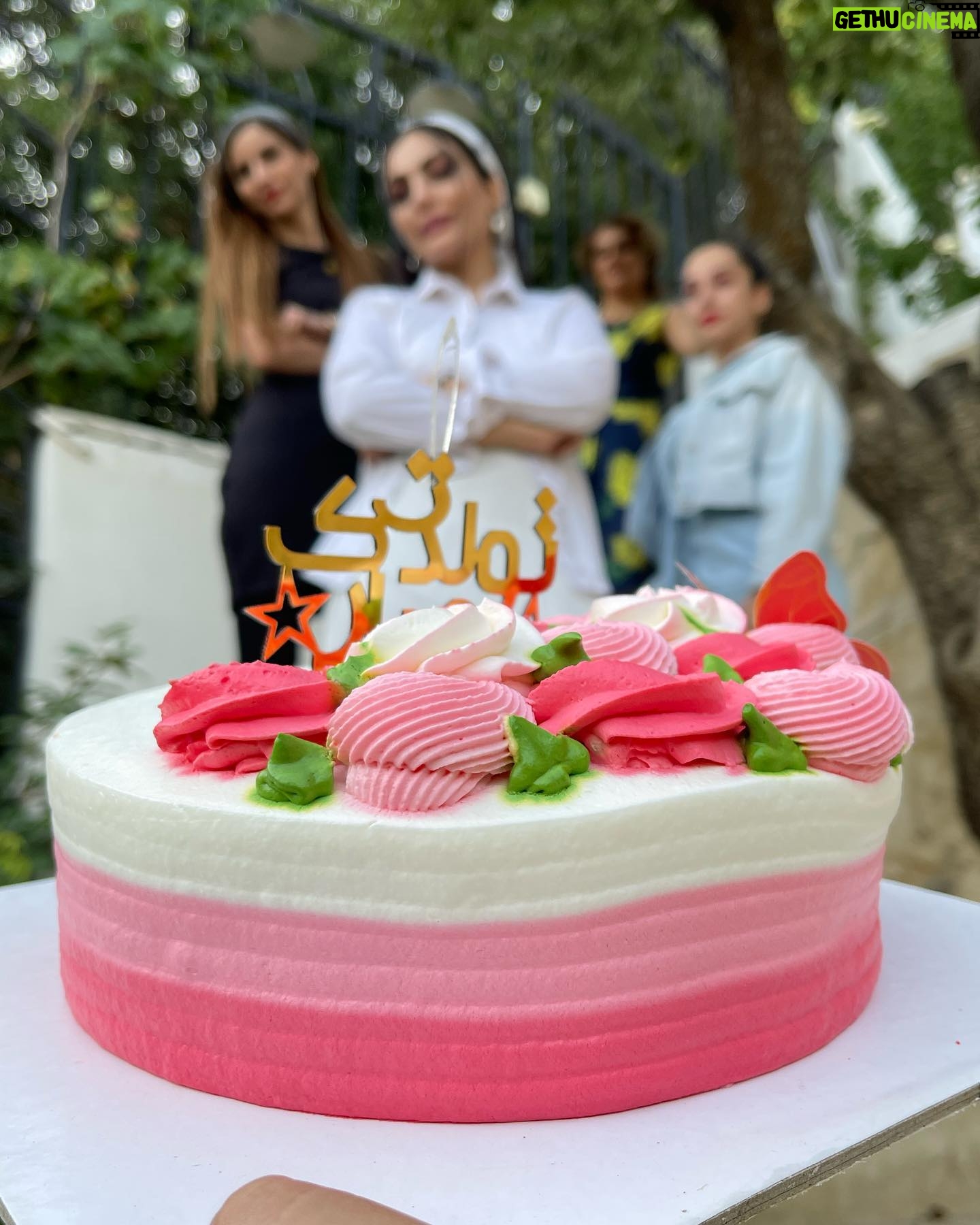 Sahra Asadollahi Instagram - بیست و هفتم مرداد..تولد .من هنوزم از خوشبختی های به ظاهر ساده سرشار میشم .زندگی یعنی همین دلخوشی هایی کوچیک که به ما توان ادامه دادن میده....من هنوز ذوق این سه چرخه ی زرد با بوق پلاستیکی اش که بابام برام خریده بود تو تمام وجودمه. خدایا شکرت بابت هرچیزی که ازت خواستم و بهم دادی...و هرچی که به داشتنش اصرار کردم و ندادی.....شکر