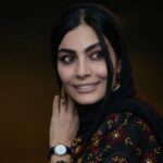 Sahra Asadollahi Instagram - فیلم سینمایی "شماره ۱۰"  قصه تنها فرار موفق  از زندان در ماجرای جنگ تحمیلی است و با ۱۱ نامزدی و کسب ۴ سیمرغ بلورین در چهل و یکمین جشنواره بین المللی فیلم فجر بیشترین جایزه سیمرغ بلورین در بخش سودای سیمرغ را از آن خود کرد. مجید صالحی، حسام منظور، سیامک صفری، بهرنگ علوی، مهدی زمین پرداز، صحرا اسداللهی و احمد کاوری در این فیلم به نقش‌آفرینی می‌پردازند. Clothes:@zigzagscarf @mantozigzag Photo: @soroushmn_ @sepide.abdolhay @raha_haashemi @aminhashemi.71 @rezasadr.art @photomaryam_ @fatemeebrahimi24 @@nazaninsheykhpour__ @gh.khalifeh