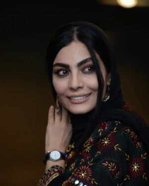 Sahra Asadollahi Instagram - فیلم سینمایی "شماره ۱۰"  قصه تنها فرار موفق  از زندان در ماجرای جنگ تحمیلی است و با ۱۱ نامزدی و کسب ۴ سیمرغ بلورین در چهل و یکمین جشنواره بین المللی فیلم فجر بیشترین جایزه سیمرغ بلورین در بخش سودای سیمرغ را از آن خود کرد.

مجید صالحی، حسام منظور، سیامک صفری، بهرنگ علوی، مهدی زمین پرداز، صحرا اسداللهی و احمد کاوری در این فیلم به نقش‌آفرینی می‌پردازند.
Clothes:@zigzagscarf
@mantozigzag 
Photo:
@soroushmn_ 
@sepide.abdolhay
@raha_haashemi
@aminhashemi.71
@rezasadr.art
@photomaryam_
@fatemeebrahimi24
@@nazaninsheykhpour__
@gh.khalifeh