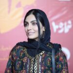 Sahra Asadollahi Instagram - فیلم سینمایی "شماره ۱۰"  قصه تنها فرار موفق  از زندان در ماجرای جنگ تحمیلی است و با ۱۱ نامزدی و کسب ۴ سیمرغ بلورین در چهل و یکمین جشنواره بین المللی فیلم فجر بیشترین جایزه سیمرغ بلورین در بخش سودای سیمرغ را از آن خود کرد. مجید صالحی، حسام منظور، سیامک صفری، بهرنگ علوی، مهدی زمین پرداز، صحرا اسداللهی و احمد کاوری در این فیلم به نقش‌آفرینی می‌پردازند. Clothes:@zigzagscarf @mantozigzag Photo: @soroushmn_ @sepide.abdolhay @raha_haashemi @aminhashemi.71 @rezasadr.art @photomaryam_ @fatemeebrahimi24 @@nazaninsheykhpour__ @gh.khalifeh