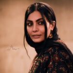 Sahra Asadollahi Instagram - فیلم سینمایی "شماره ۱۰"  قصه تنها فرار موفق  از زندان در ماجرای جنگ تحمیلی است و با ۱۱ نامزدی و کسب ۴ سیمرغ بلورین در چهل و یکمین جشنواره بین المللی فیلم فجر بیشترین جایزه سیمرغ بلورین در بخش سودای سیمرغ را از آن خود کرد. مجید صالحی، حسام منظور، سیامک صفری، بهرنگ علوی، مهدی زمین پرداز، صحرا اسداللهی و احمد کاوری در این فیلم به نقش‌آفرینی می‌پردازند. Clothes:@zigzagscarf @mantozigzag Photo: @soroushmn_ @sepide.abdolhay @raha_haashemi @aminhashemi.71 @rezasadr.art @photomaryam_ @fatemeebrahimi24 @@nazaninsheykhpour__ @gh.khalifeh