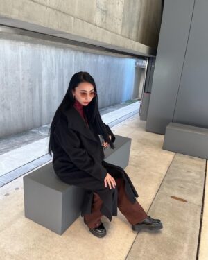 Saiki Atsumi Instagram - ❂
⁡
⁡
⁡
こんな暑苦しい日々なのに冬服！！！失礼しまーす
⁡
可愛いアクセサリー教えてもらったからね。お伝えしなきゃー！と思ってたのにね。
月日は流れ(また言ってるよ)今になってもうた！
ま。いいよねー
見てってよー
⁡
⁡
私の耳にいらっしゃるピアス！
可愛いね〜？そうだよね〜
わかる〜似合う〜
⁡
シルバーアクセサリー大好きだけどシルバーだけ所持しているわけではないんだよ〜？ってな。そんな中の一つです♡
⁡
ブランドは @onov_official_ ね。
⁡
ピアスの次に注目してほしいのはね。
私のあほ毛の凄さ(何故スタイリング剤を使用しなかったんでしょうね？この時の私に聞きたい)
そして耳にあるどんどん大きくなるほくろですね。あまりに順調にほくろが成長していくから心配になって診てもらったけど問題なしでした！
よかった〜
⁡
⁡
#bandmaid