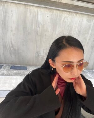 Saiki Atsumi Instagram - ❂
⁡
⁡
⁡
こんな暑苦しい日々なのに冬服！！！失礼しまーす
⁡
可愛いアクセサリー教えてもらったからね。お伝えしなきゃー！と思ってたのにね。
月日は流れ(また言ってるよ)今になってもうた！
ま。いいよねー
見てってよー
⁡
⁡
私の耳にいらっしゃるピアス！
可愛いね〜？そうだよね〜
わかる〜似合う〜
⁡
シルバーアクセサリー大好きだけどシルバーだけ所持しているわけではないんだよ〜？ってな。そんな中の一つです♡
⁡
ブランドは @onov_official_ ね。
⁡
ピアスの次に注目してほしいのはね。
私のあほ毛の凄さ(何故スタイリング剤を使用しなかったんでしょうね？この時の私に聞きたい)
そして耳にあるどんどん大きくなるほくろですね。あまりに順調にほくろが成長していくから心配になって診てもらったけど問題なしでした！
よかった〜
⁡
⁡
#bandmaid