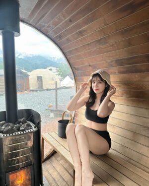 Saito Yuri Instagram - 長野県の白馬にある"From P HAKUBA "にて
グランピングをしてきました♡♡♡
⁡
最近は仕事上 お家に引きこもることも
多く久しぶりに自然を感じてリフレッシュ
なんなら携帯とか触らない生活したよ
⁡
サウナ付きのグランピング施設なので
好きな時間にサウナに入れてあまり人の目を
気にせず過ごせたりもしたので快適でした🥺
⁡
水風呂 やっぱり苦手だからサウナ入ったら
入りっぱなしのが好きだけど（？）
"トトノウ"味わいたいがために頑張った 笑
⁡
頑張り所絶対違うけど 笑
⁡
⁡
楽しい1日過ごせた やった！！！
⁡
⁡
⁡
@fromp_hakuba 
#長野 #白馬 #グランピング #サウナ