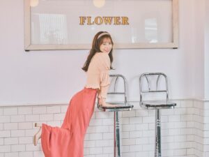 Saito Yuri Instagram - 今回のコーデが可愛いと思ったら
「❤️」でコメントください！
⁡
大好きな色の組み合わせでトップスの形が
女の子って感じで可愛い〜好き♡♡♡
私は二の腕がコンプレックスなんですけど
このトップスは丁度その部分がぴったりしてないから
強調されることなく可愛いらしく着こなせます🥹
⁡
なのにも関わらずボディ部分はある程度
ぴったりしているのでメリハリがあって良い◎
⁡
カチューシャもつけて THE 女の子💖全開です！！！
⁡
今回の服も全部"今"発売されてる服を選んだので
ぜひ参考にしてみて下さい！
⁡
コメントも沢山お待ちしております♡♡♡
⁡
———
⁡
tops…. @cocodeal_official
skirt…@cocodeal_official
katyusha...@anemone_official
choker... @caki.jewelry
boots...@dianashoespress
⁡
———
⁡
#今日の服 #今日のコーデ #ゆったんコーデ
#斉藤優里 #ゆったん