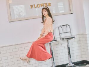 Saito Yuri Instagram - 今回のコーデが可愛いと思ったら
「❤️」でコメントください！
⁡
大好きな色の組み合わせでトップスの形が
女の子って感じで可愛い〜好き♡♡♡
私は二の腕がコンプレックスなんですけど
このトップスは丁度その部分がぴったりしてないから
強調されることなく可愛いらしく着こなせます🥹
⁡
なのにも関わらずボディ部分はある程度
ぴったりしているのでメリハリがあって良い◎
⁡
カチューシャもつけて THE 女の子💖全開です！！！
⁡
今回の服も全部"今"発売されてる服を選んだので
ぜひ参考にしてみて下さい！
⁡
コメントも沢山お待ちしております♡♡♡
⁡
———
⁡
tops…. @cocodeal_official
skirt…@cocodeal_official
katyusha...@anemone_official
choker... @caki.jewelry
boots...@dianashoespress
⁡
———
⁡
#今日の服 #今日のコーデ #ゆったんコーデ
#斉藤優里 #ゆったん
