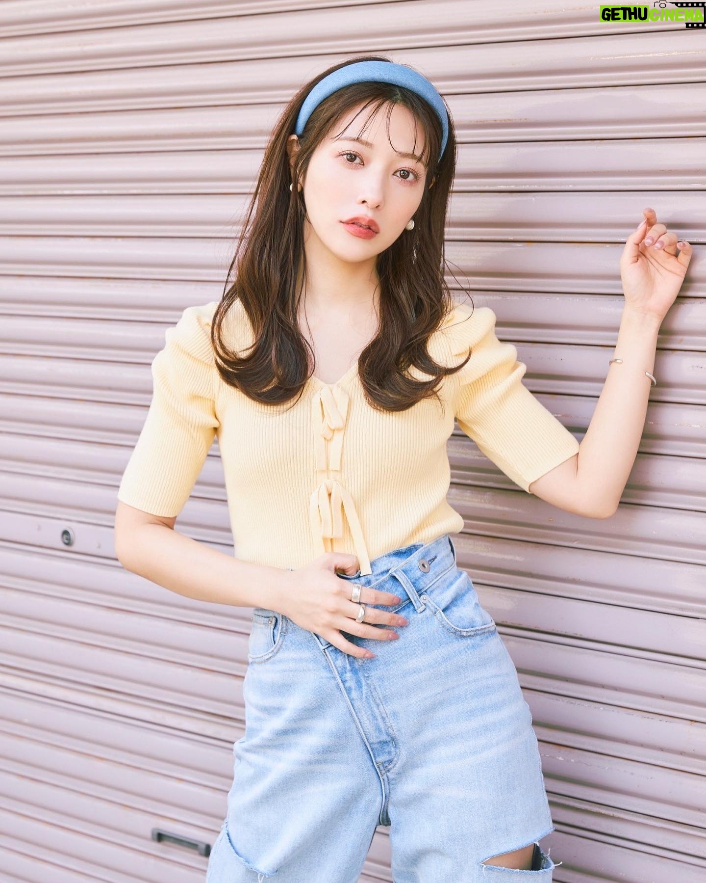 Saito Yuri - 7.5K Likes - 私イエベ春で1番似合うカラーが黄色なので
このひよこ色みたいなトップスが大得意🐣💛
カジュアルにデニムあわせるするのが
めちゃくちゃ好きでこのコーデ好き♡
それに撮影する時もマネージャーさんから
少しやんちゃめないつもとは違う
雰囲気の写真を撮ろうってなったので
座ってみたり後でストーリーに動画も
載せるけどかなりいろんな表情したよ!
そっちも合わせてみんな見てみてね?
デニムあわせのカチューシャもさりげなく
統一感出しつつなのでマッチしてて可愛い🌼
_____
tops katyusha sandal...@31sonsdemode
bottoms...@cocodeal_official
accessory...@ten._____
_____
#今日の服 #今日のコーデ #ゆったんコーデ
#斉藤優里 #ゆったん