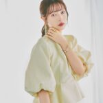 Saito Yuri Instagram - めちゃくちゃ女の子らしさ全開のふんわりコーデ💛 私のフォロワーちゃんはこういう系統の洋服が 好きなイメージがめちゃくちゃあります！ ⁡ 袖がパフスリーブになっているから コンプレックスの二の腕も隠せるから◎ ⁡ このコーデは今の時期だと少し寒いから 中に透け感のあるタイトなインナー着ても良さそう♡ 5月くらいになったら１枚でこのコーデだけで お出かけ出来たりするようになるといいな〜 ⁡ _____ ⁡ tops skirt…@jillstuart.jp earring…@tree.accessory bangle…@do_la.official ring…@cujacu @_scat.official sandal bag…@dianashoespress ⁡ _____ ⁡ #今日の服 #今日のコーデ #ゆったんコーデ #斉藤優里 #ゆったん