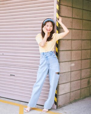Saito Yuri Instagram - 私イエベ春で1番似合うカラーが黄色なので
このひよこ色みたいなトップスが大得意🐣💛
⁡
カジュアルにデニムあわせるするのが
めちゃくちゃ好きでこのコーデ好き♡
⁡
それに撮影する時もマネージャーさんから
少しやんちゃめないつもとは違う
雰囲気の写真を撮ろうってなったので
座ってみたり後でストーリーに動画も
載せるけどかなりいろんな表情したよ！
⁡
そっちも合わせてみんな見てみてね？
⁡
デニムあわせのカチューシャもさりげなく
統一感出しつつなのでマッチしてて可愛い🌼
⁡
_____
⁡
tops katyusha sandal...@31sonsdemode
bottoms...@cocodeal_official
accessory...@ten._____
_____
⁡
#今日の服 #今日のコーデ #ゆったんコーデ
#斉藤優里 #ゆったん