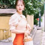 Saito Yuri Instagram - 程よい肌見せはちょうど良く可愛いよね♡♡♡ 普段同系色でまとめることも多いけど お外とかで遊ぶ時は少し派手色を 取り込んでもいいよね〜🍊🧡 ⁡ わー夏はやっぱポップな色が写真映えもしちゃうしいいな！ ⁡ 皆さんが派手色着る時何色が多いですか？ 私は圧倒的暖色系が多いよ♡♡♡ _____ ⁡ blouse...@lilliancarat_official skirt...@cocodeal_official pierce...@anemone_official bag...@31sonsdemode sandal...@dianashoespress _____ ⁡ #今日の服 #今日のコーデ #ゆったんコーデ #斉藤優里 #ゆったん